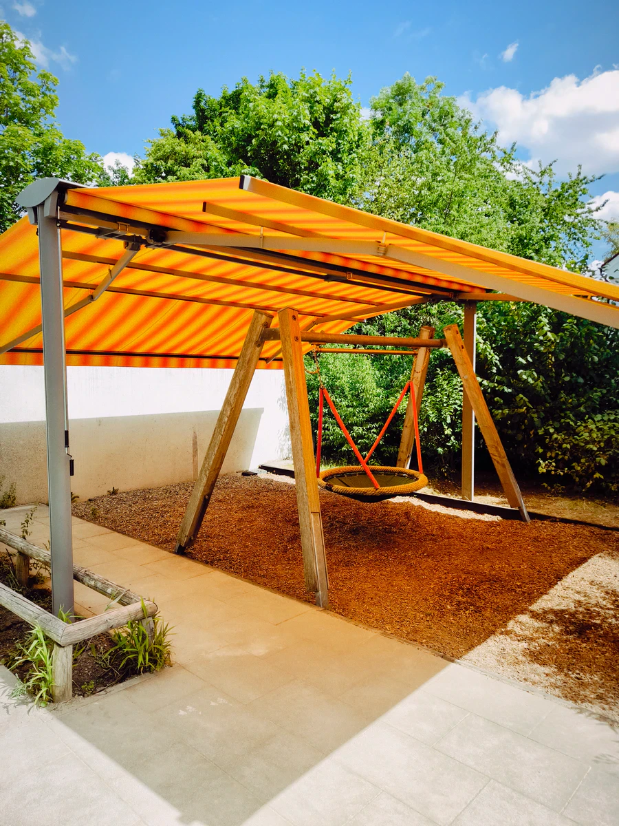 Stand-Markise über einem Spielgerät.