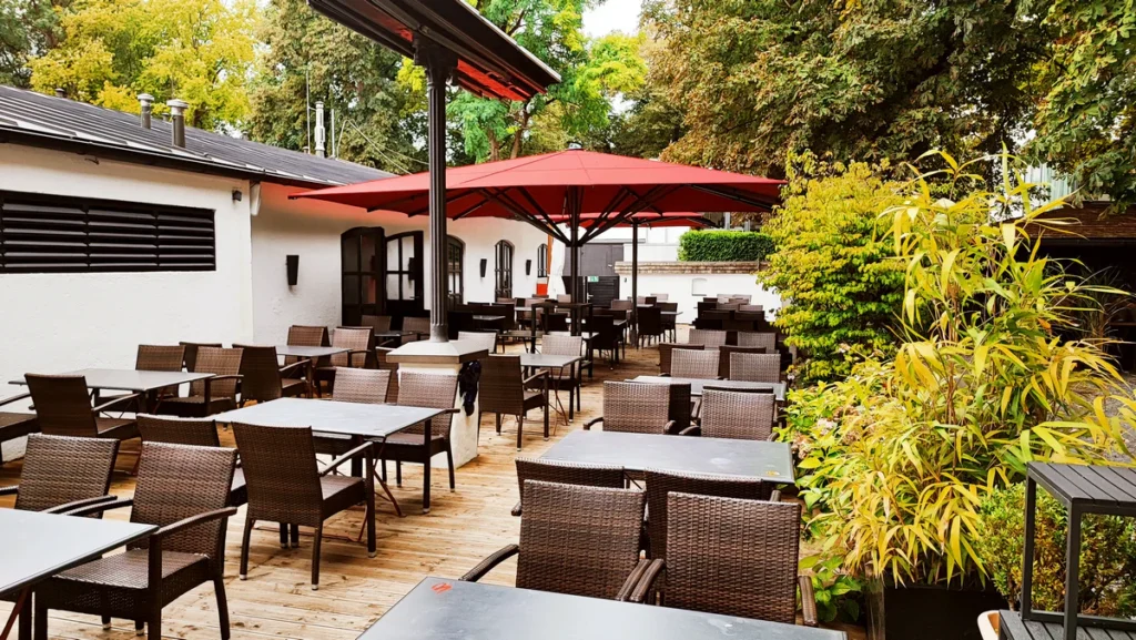 Sonnenschirme in der Gastronomie.